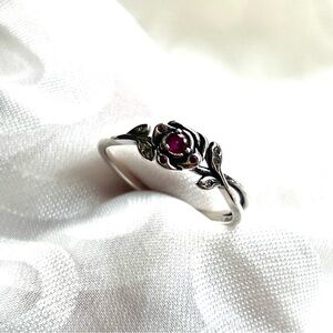 🌹 NWOT Beauty and the Beast Rose Ring - Princess Belle✨